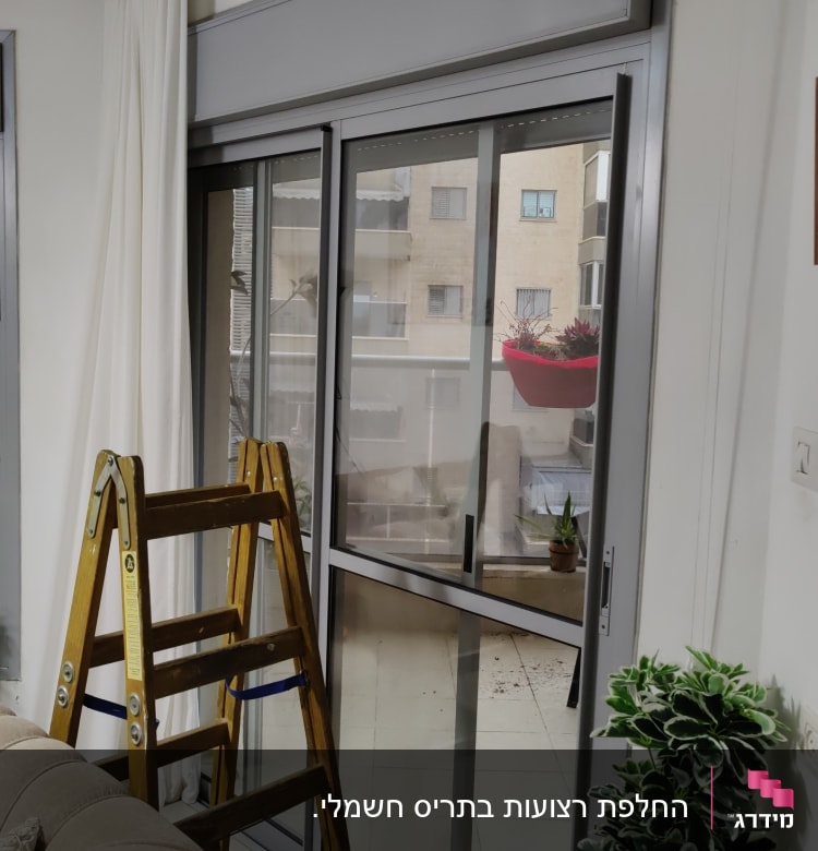 תריסים אפורים על חלון זכוכית עם וילון לבן